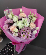 Букет с эустомой, хризантемами, гвоздикой