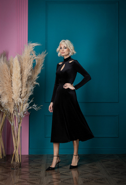 Бархатное платье с фигурными вырезами. 08-03-24 FW