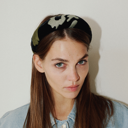 Черный ободок с зеленой вышивкой