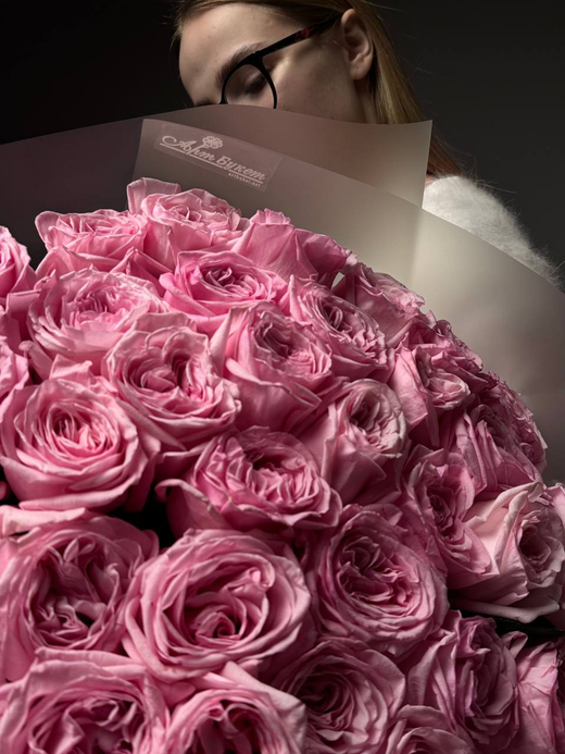 Букет из 25 розовых пионовидных роз в упаковке