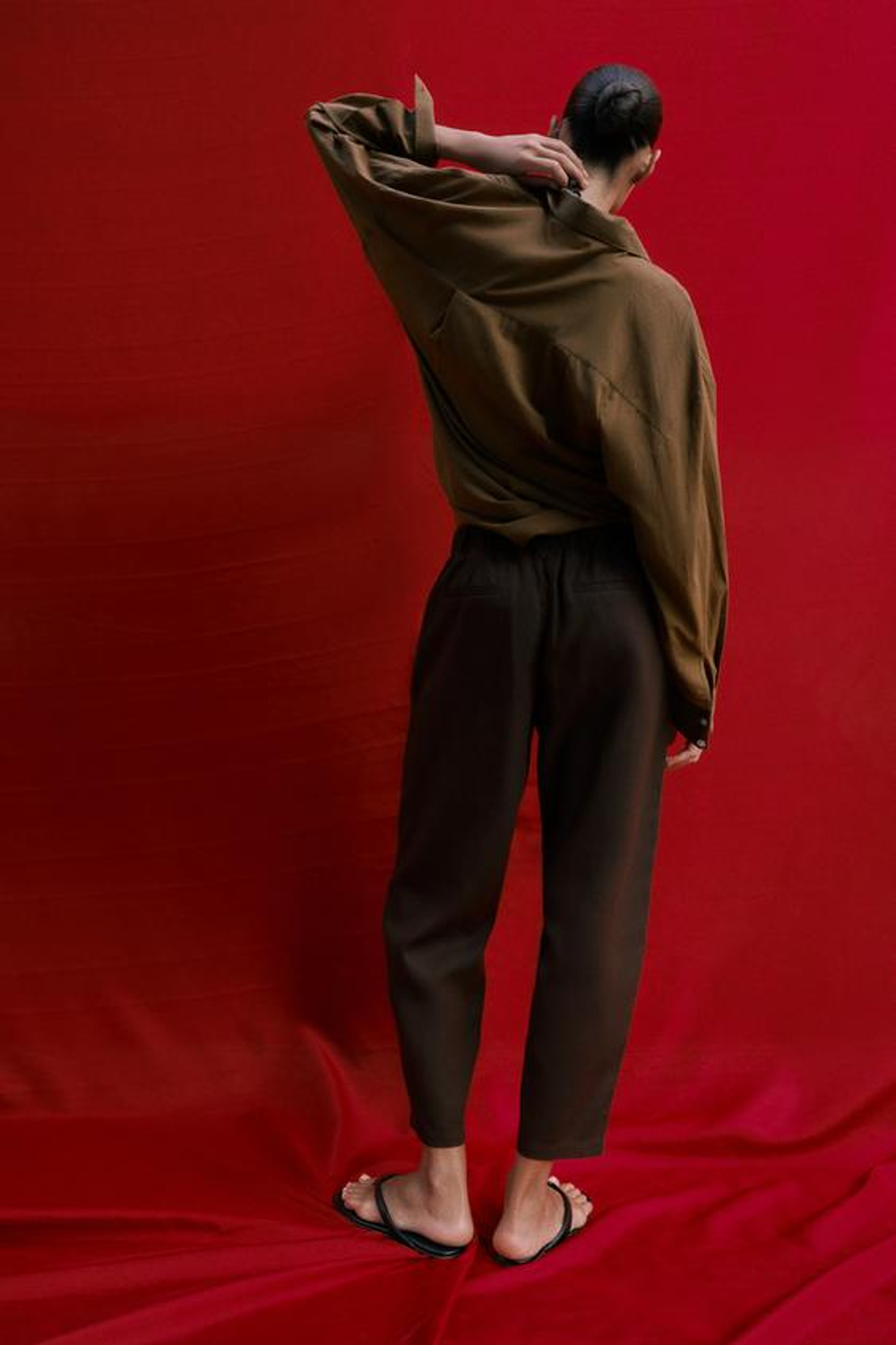 ZARA БРЮКИ CARROT FIT С ДЕКОРАТИВНОЙ СТРОЧКОЙ ИЗ ЛЬНА, ТЕМНО-КОРИЧНЕВЫЙ