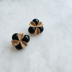 Клипсы Oscar de la Renta с черными кабошонами