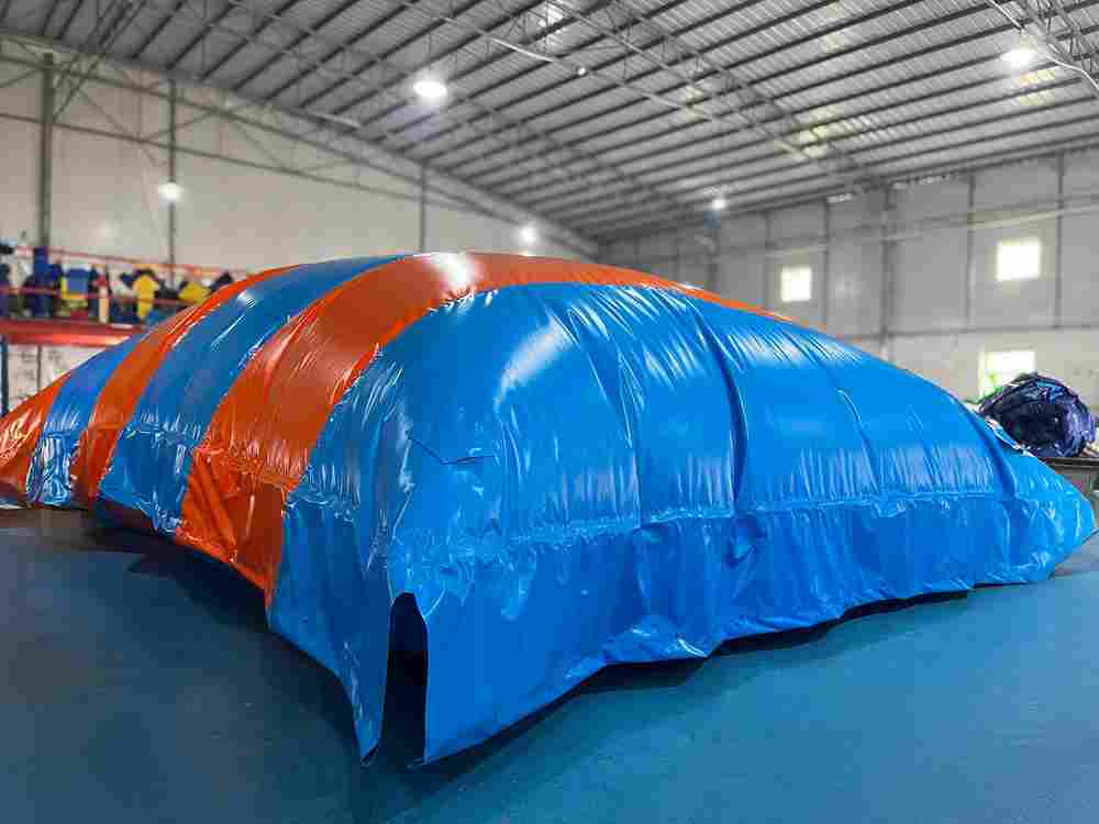 Надувная подушка для установки в грунт «Мягкая гора», зимний ПВХ 12х8х2 м