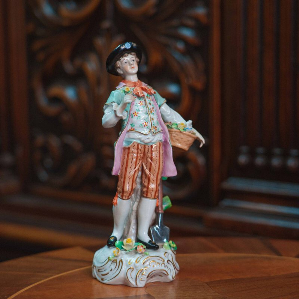 Фарфоровая статуэтка «Кавалер с корзиной цветов»