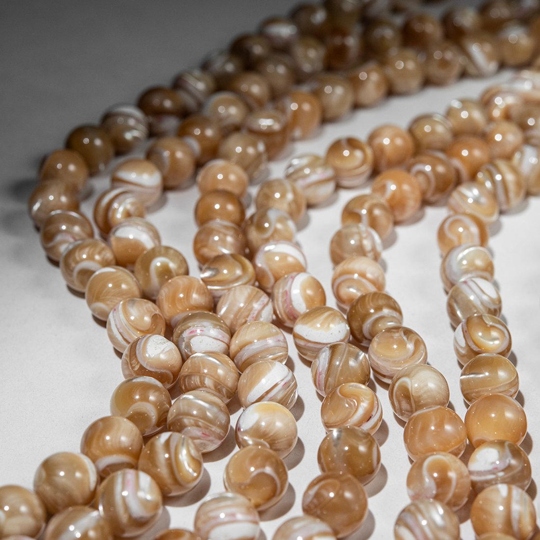 Перламутр морских ракушек, карамельного оттенка, шар 10,5мм