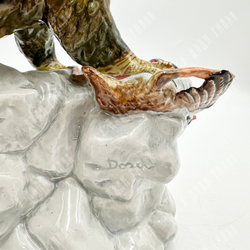 Фарфоровая скульптура "Орёл с добычей". Фарфор, глазурь, ручная роспись. Германия, XX век.