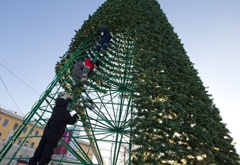 Монтаж большой Уличной ёлки