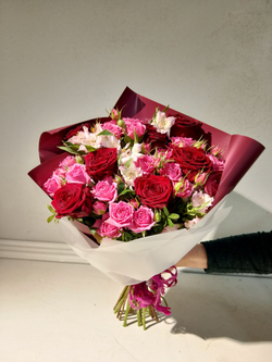 Летний солнечный букет с танацетумом и ароматными пионами Сара Бернард (С0034)