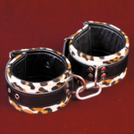 Кожаные оковы на ноги леопардовой расцветки