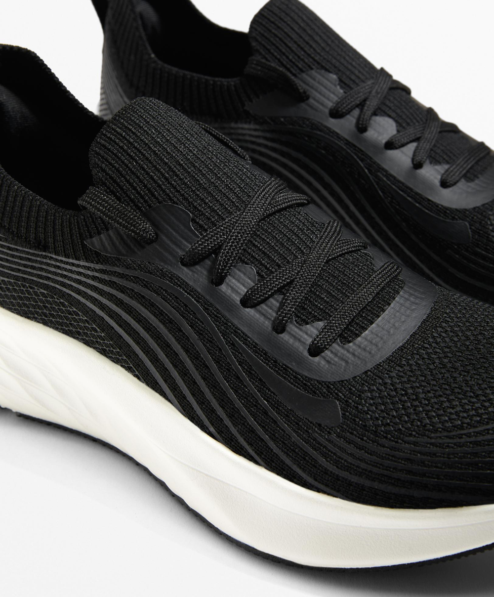 Oysho Универсальные кроссовки для повседневной носки и прогулок, черный