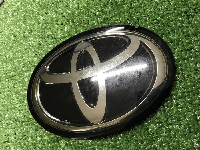 Эмблема решетки радиатора Toyota Camry xv70 17-21