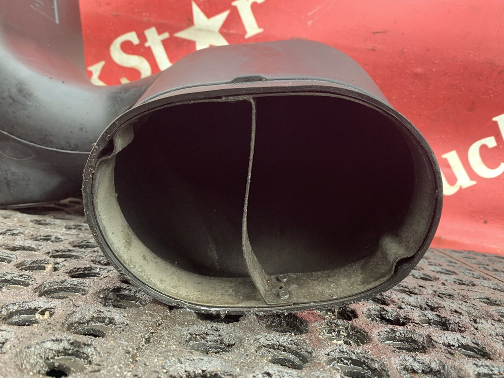 Патрубок воздушного фильтра 2017г