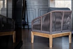 "Канны" кресло плетеное из роупа, основание дуб, роуп коричневый круглый, ткань темно-серая 027