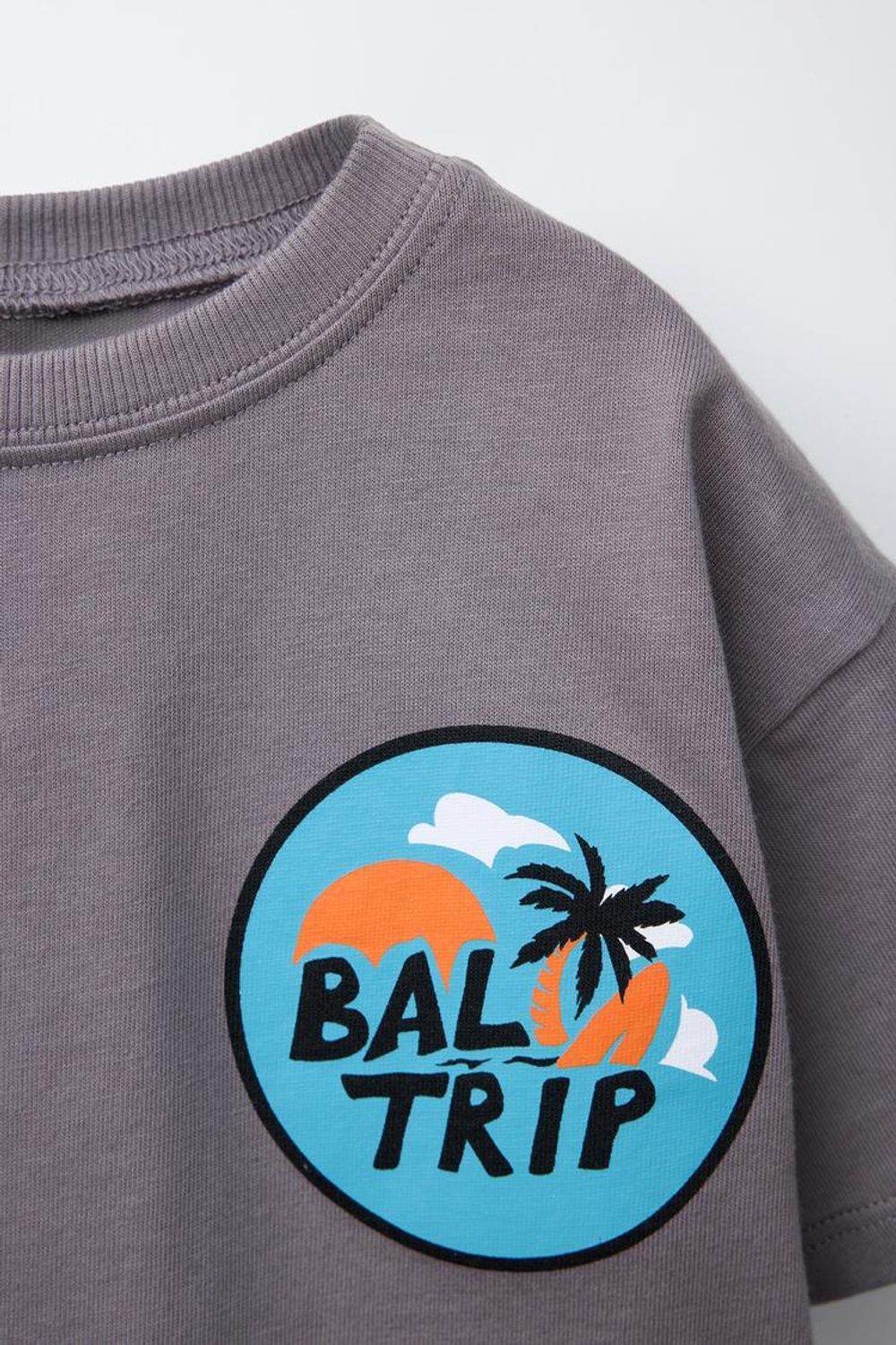 ZARA ФУТБОЛКА С ПРИНТОМ «СЕРФИНГ», ЛИЛОВЫЙ