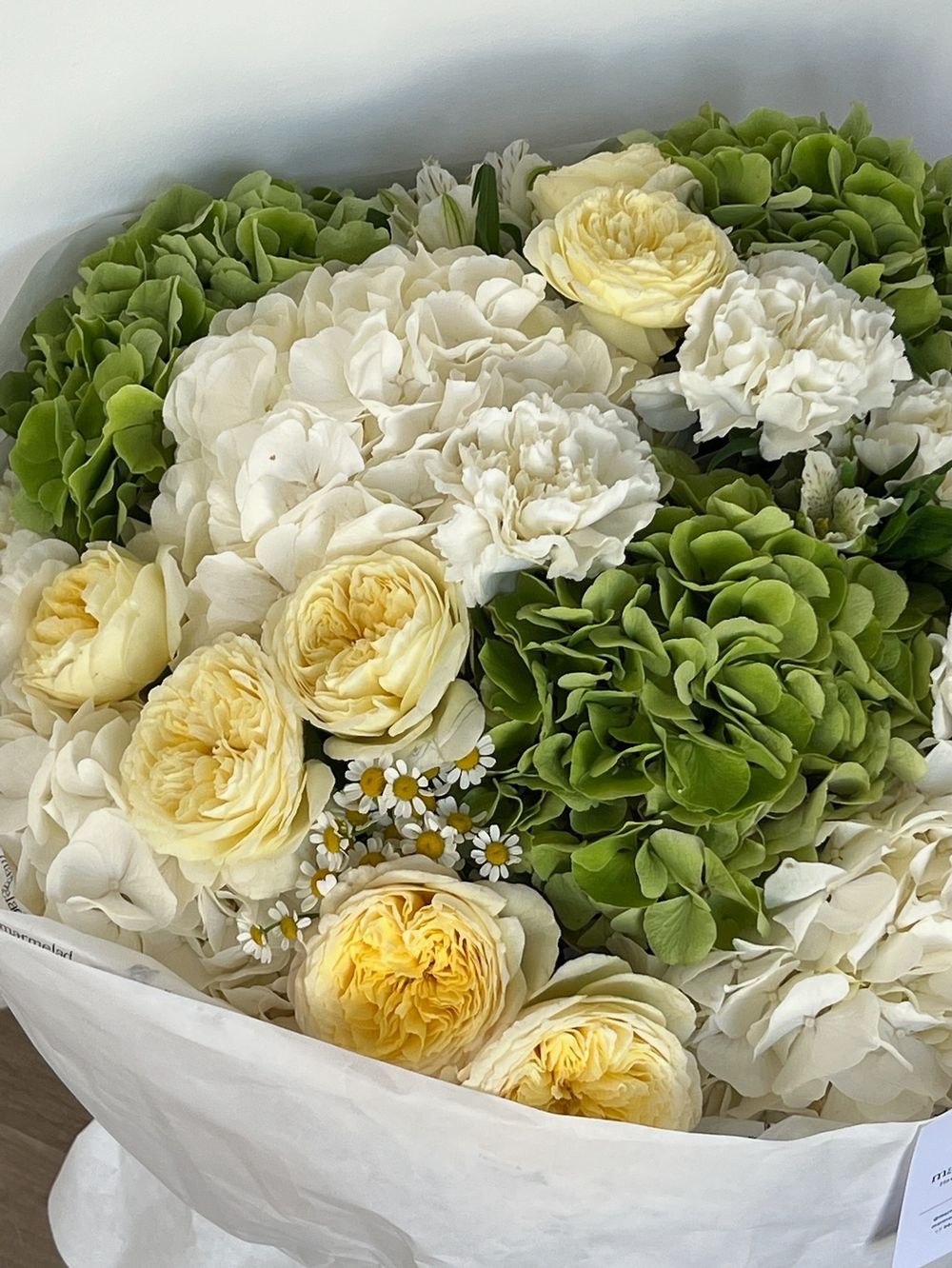 Гранд-букет из гортензий, кустовых пионовидных роз, ромашки и альстромерии