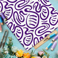 Ткань флис плавные фиолетовые узоры на белом фоне