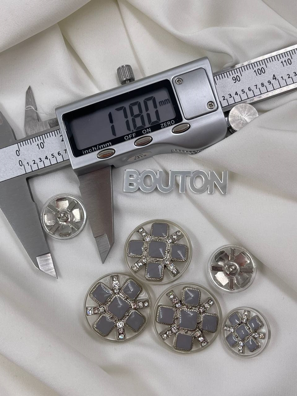 Пуговицы серебристые полупрозрачные с серыми квадратными деталями и стразами