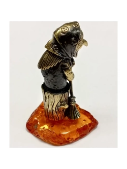 Бронзовая статуэтка на янтаре