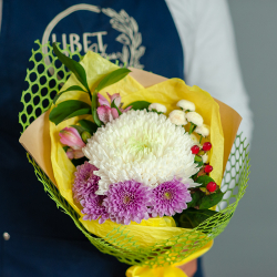 Сборный мини букет в ярком оформлении