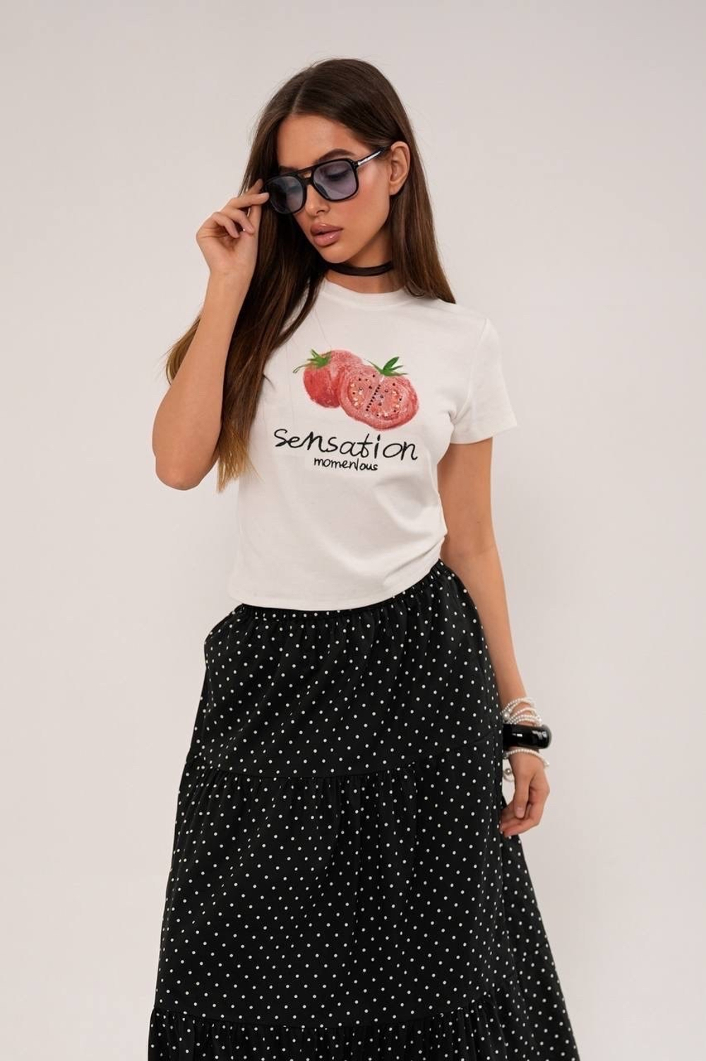 Футболка из хлопка , с добавлением стрейча , облегающего силуэта .