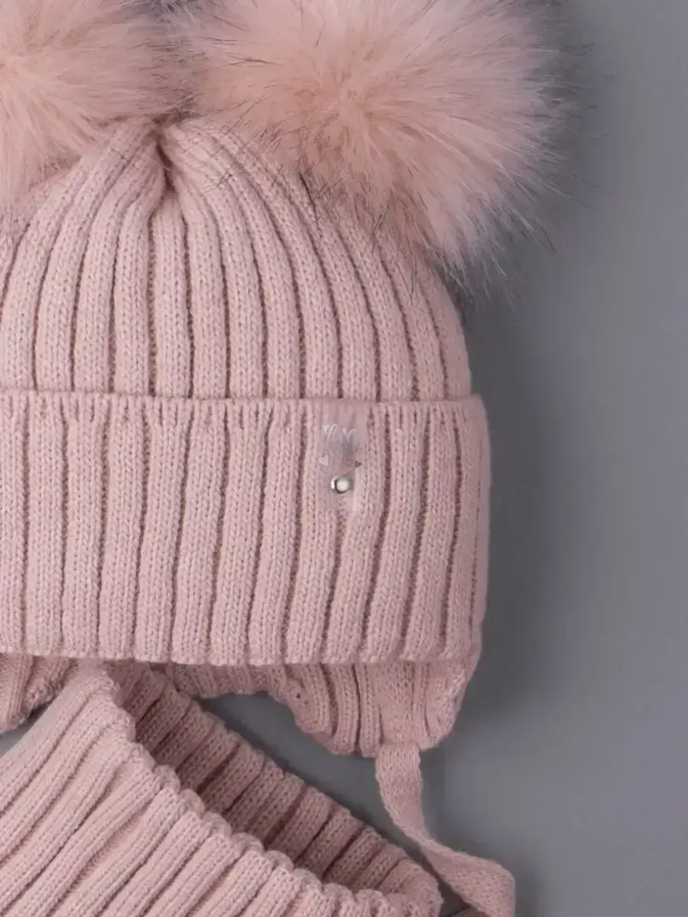 Шапка зимняя детская с помпонами и манишка