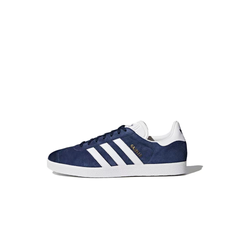 alt="adidas Gazelle Collegiate Navy BB5478 темно-синие замшевые кроссовки с белыми полосками и gum-подошвой вид сбоку на белом фоне"