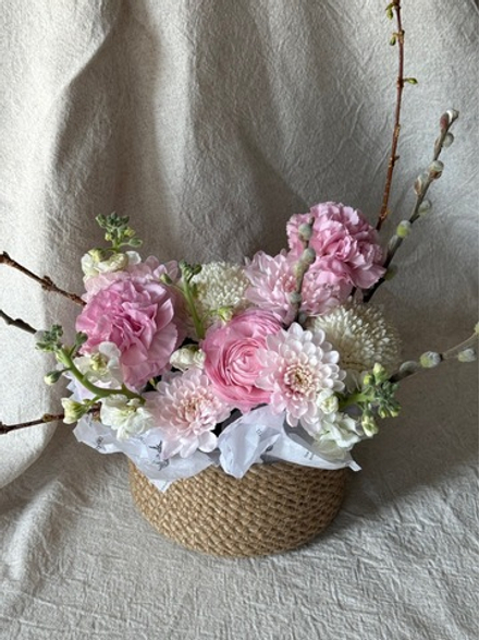 Композиция в плетеной корзине-размер S