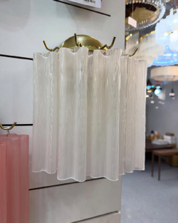 Элегантное настенное бра с фактурным стеклом