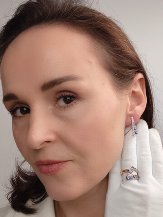 Кольцо треугольник Молния с фиолетовыми камнями Сваровски
