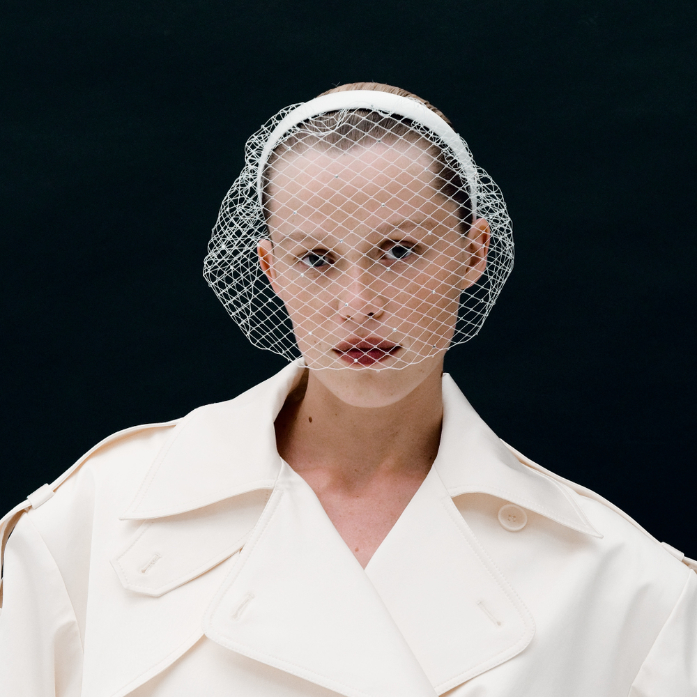 Вуаль белая на тонком ободке со стразами