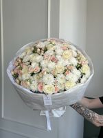 Гранд букет из кустовых роз, одноголовых роз и хризантемы