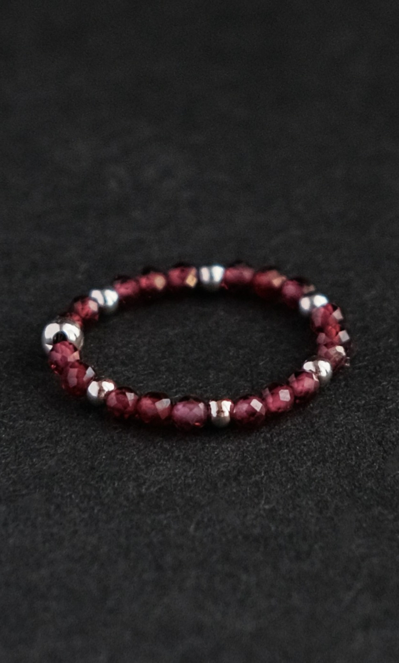 Кольцо "Memo about Love" из граната с серебряными бусинами