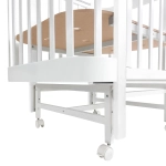 Кровать детская Indigo Italiano Baby продольный маятник на колесах белый-белый