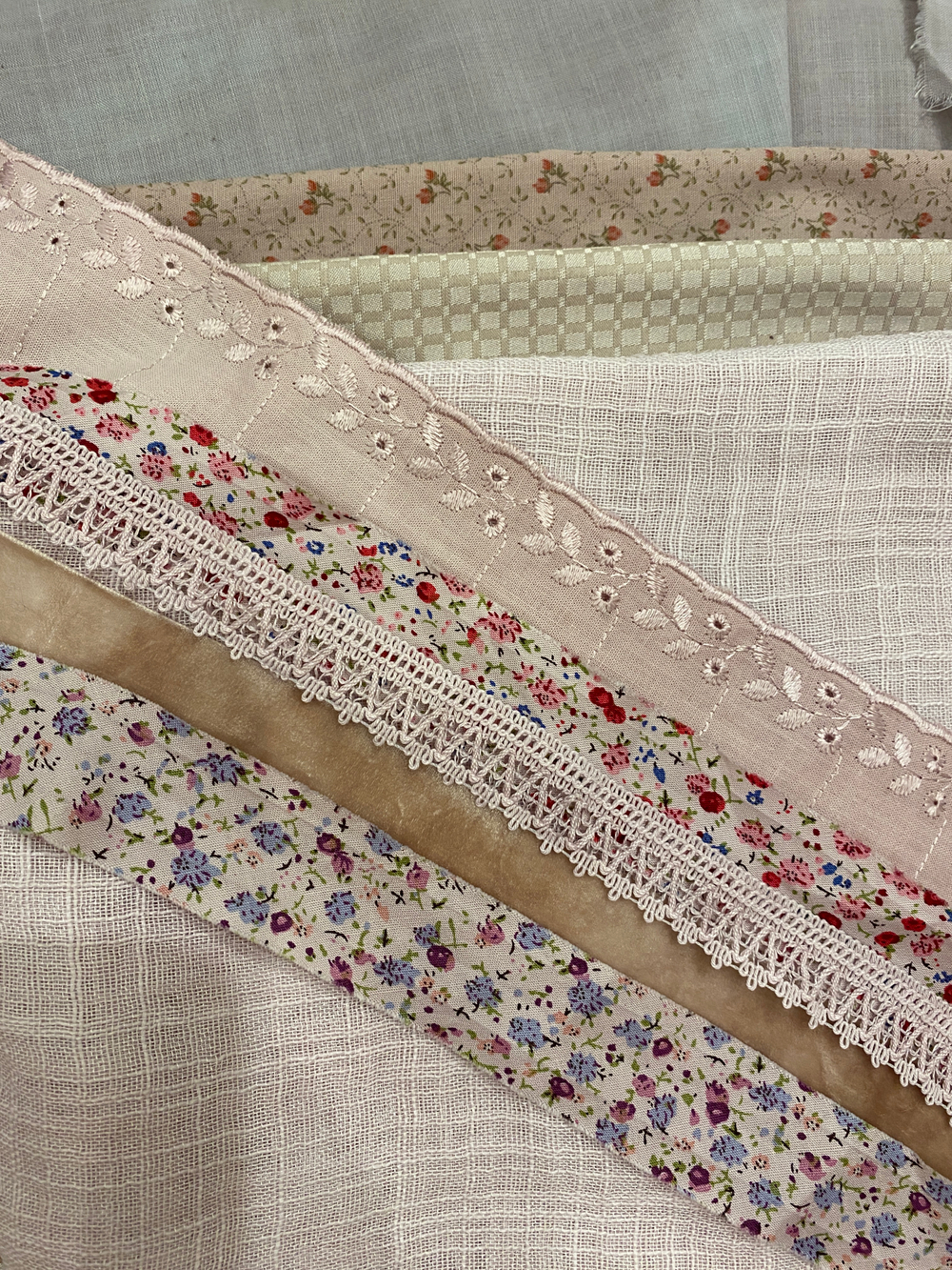 Набор лоскутов, тесьмы. кружева и кожи для изготовления куклы (ткани Италия) натуральное окрашивание