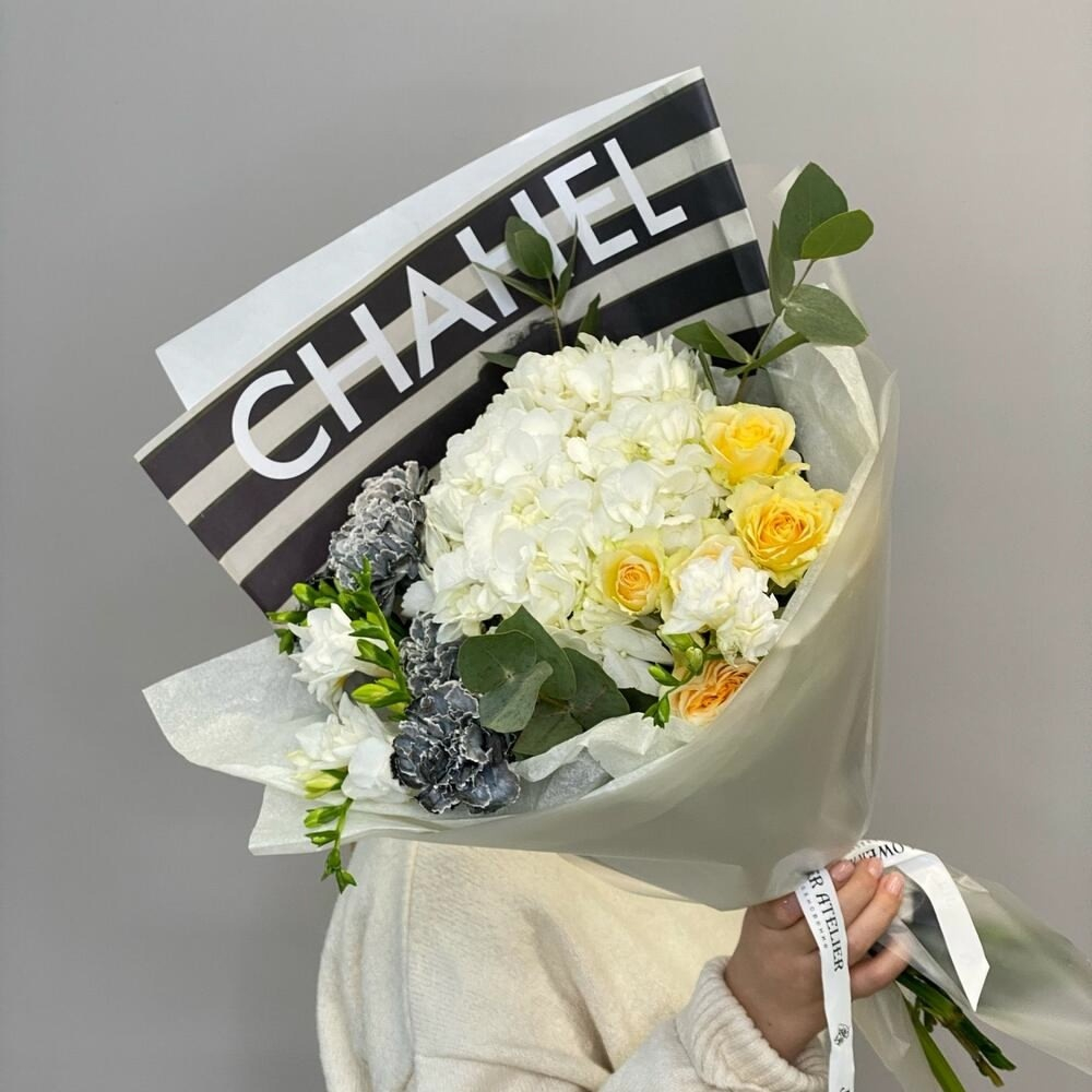«CHANEL» букет с гортензией, гвоздикой и фрезией