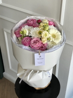 Букет из кустовой пионовидной розы, хризантемы и герберы и маттиолы