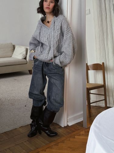 Серый вязаный свитер с капюшоном