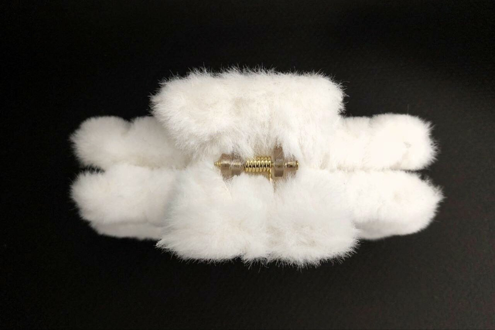 "Зимняя меховая заколка-краб". Цвет белый