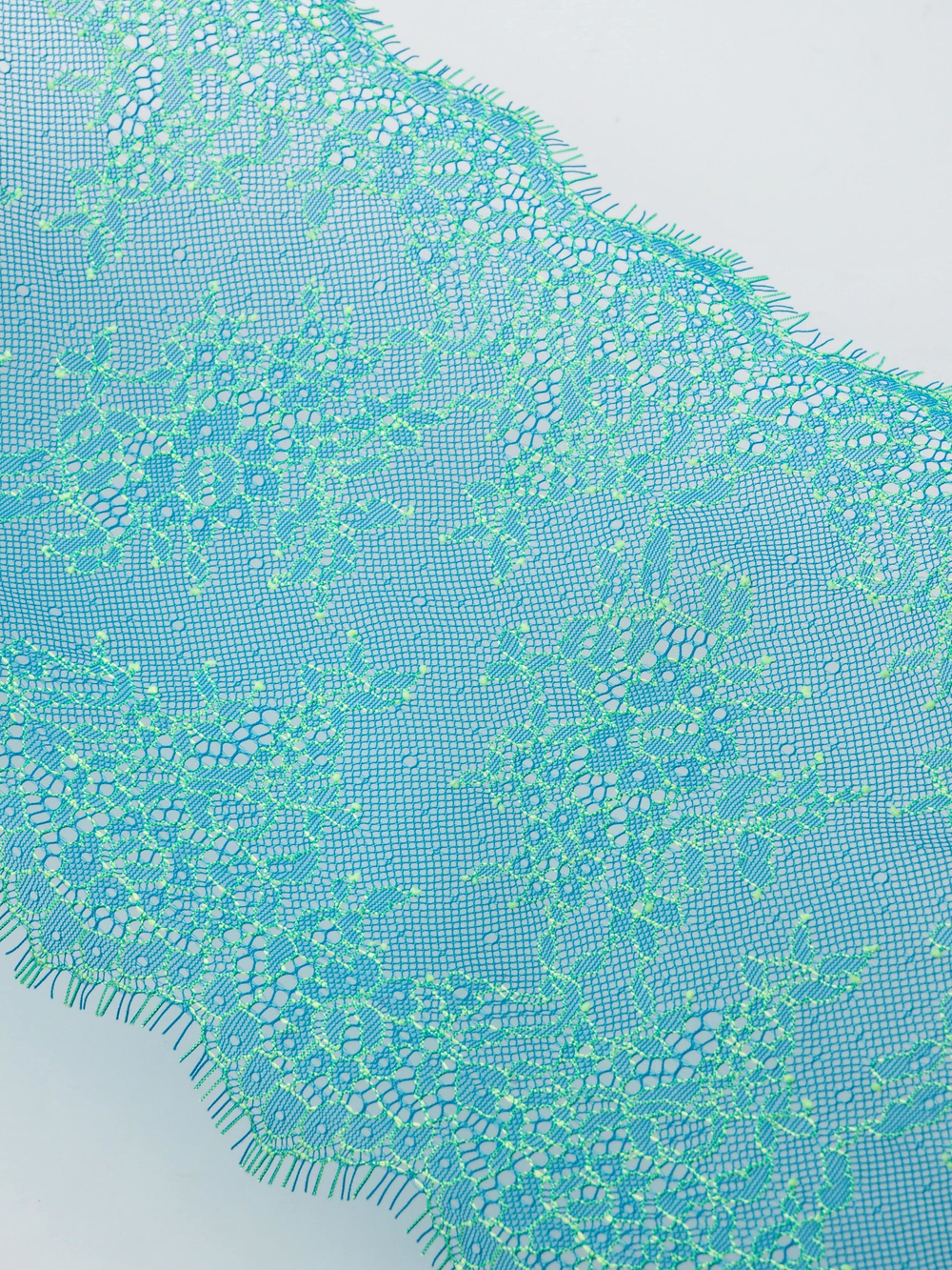 Кружево шантильи тихоокеанский синий с нитью лимон-лайм неэластичное ширина 22 см ОТРЕЗ 0,9 м