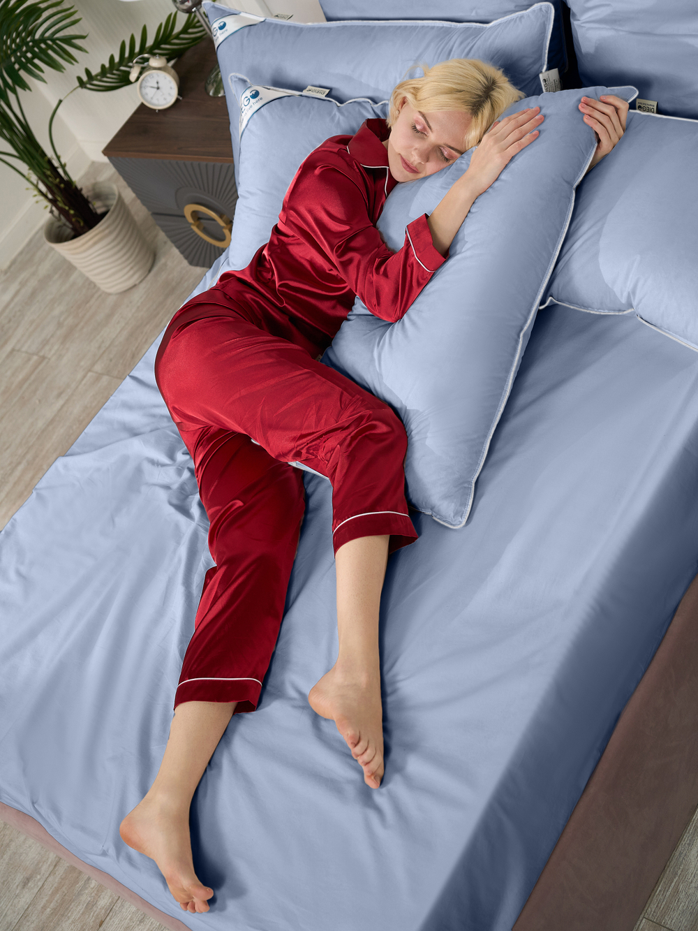 Подушка пуховая Вега Люкс 50х90 Голубая