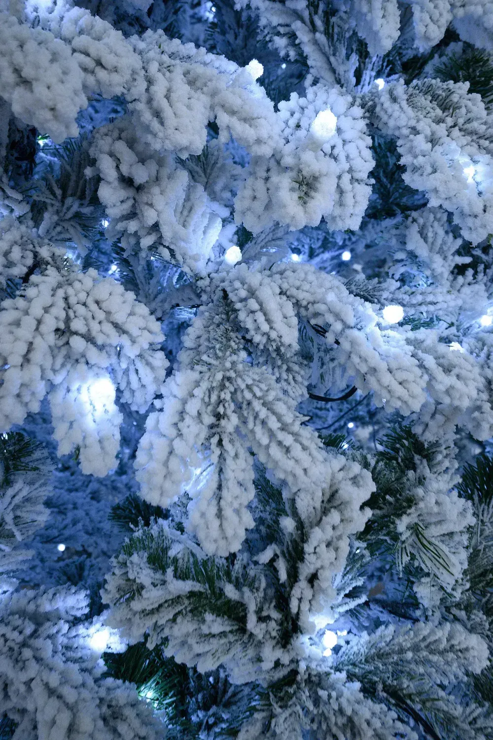 Заснеженная елка с гирляндой «Камчатская» холодный свет (Литая+пвх) 5 м