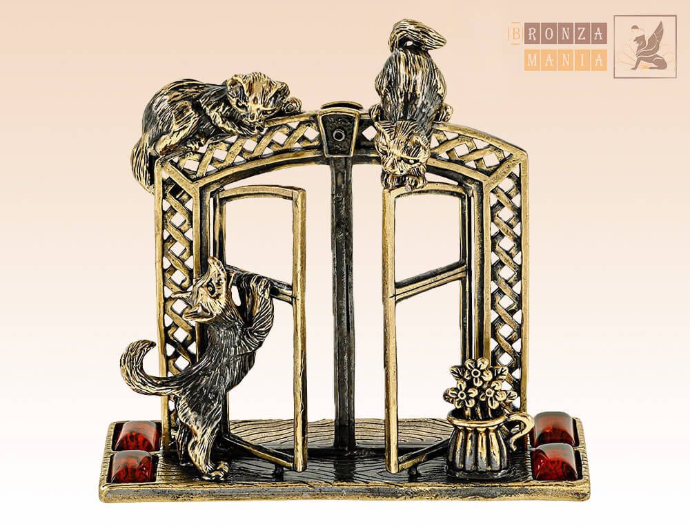 фигурка Коты и песик в окошке