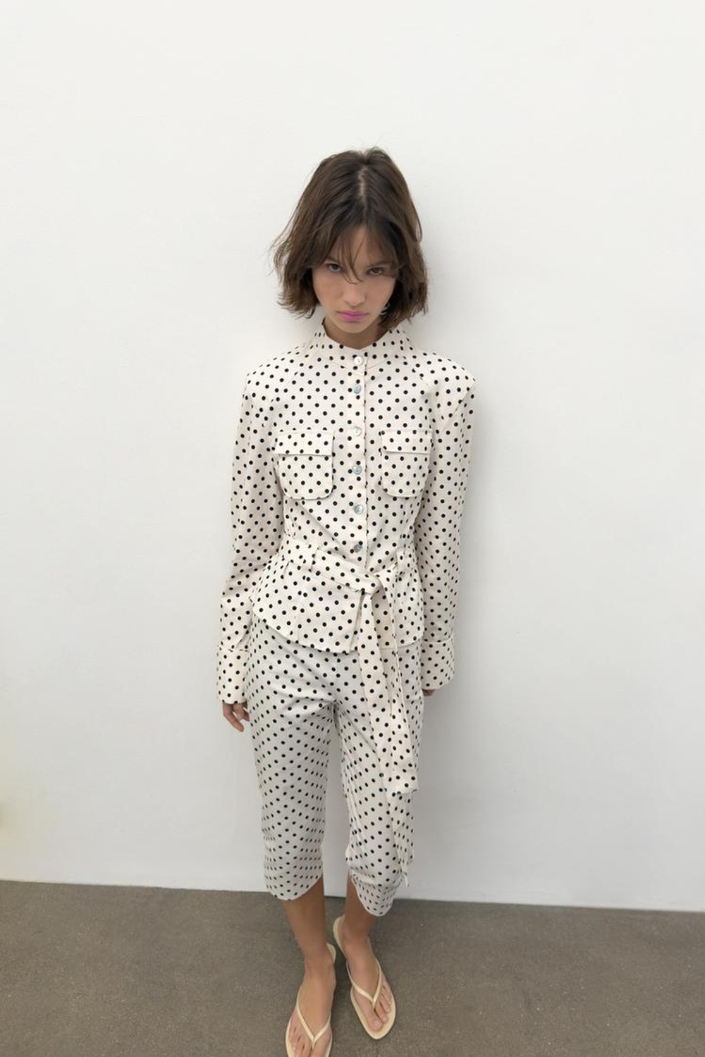 ZARA БРЮКИ КАПРИ В ГОРОШЕК, БЕЛЫЙ/ЧЕРНЫЙ