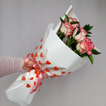 Букет для девушки нежный из 5 розоватых роз и рускуса, 50 см