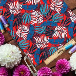 Ткань блэкаут тропические листья на красном фоне