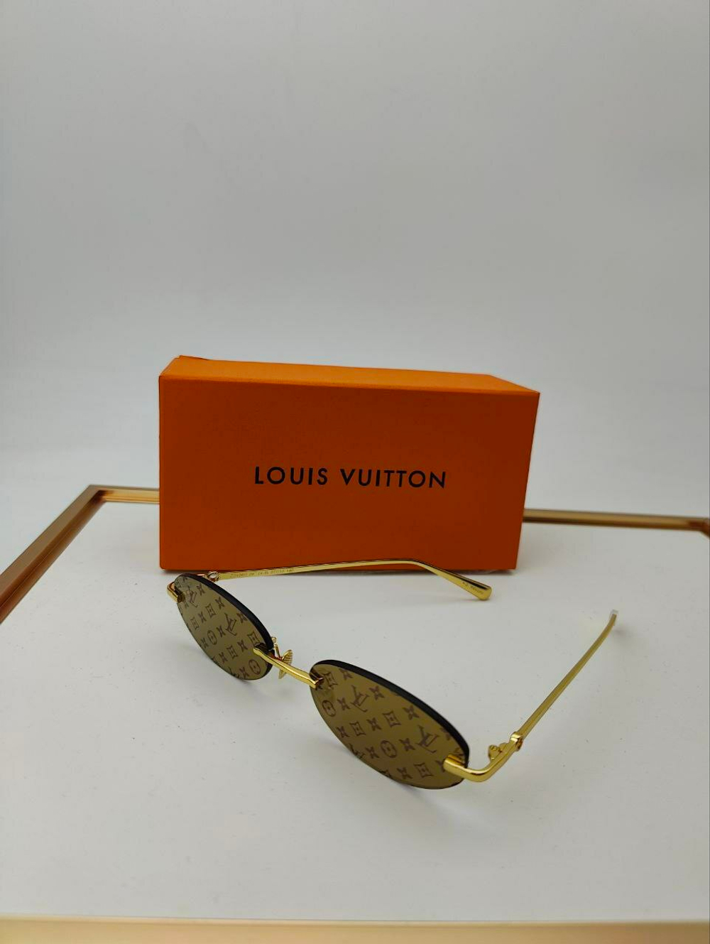 Солнцезащитные очки Louis Vuitton