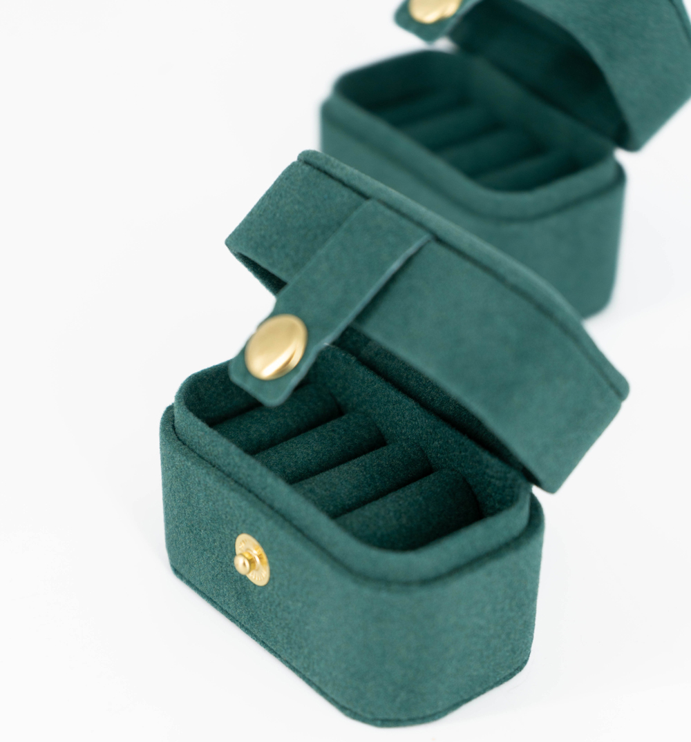 Мини‑шкатулка «Дюймовочка» для подачи украшений.