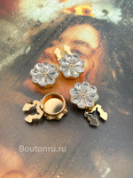 Накладки на пуговицы золотистые в форме цветка со стразами (клипсы)