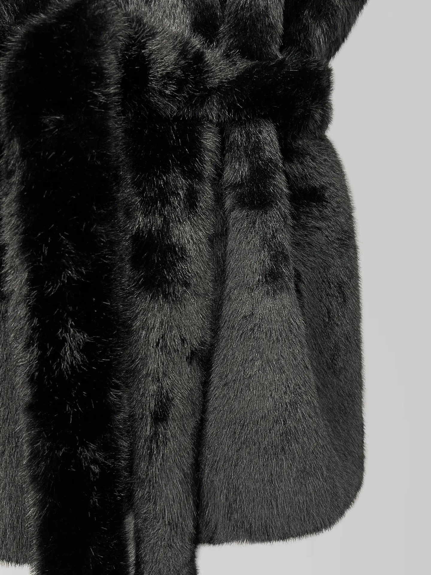Жилетка Анжелика однотонная меховая с высоким горлом и поясом