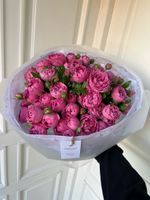 Моно букет из кустовой пионовидной розы яркого оттенка